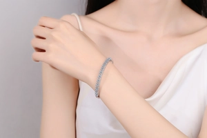 Gros plan d'un bracelet en argent sterling S925 serti de moissanite sur un poignet