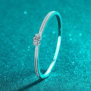 Brazalete abierto de plata S925 con doble fila de moissanita y piedra central redonda