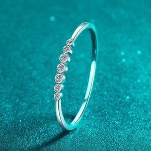 Δαχτυλίδι από ασήμι S925 με επτά πέτρες moissanite σε φόντο με γαλαζοπράσινο χρώμα
