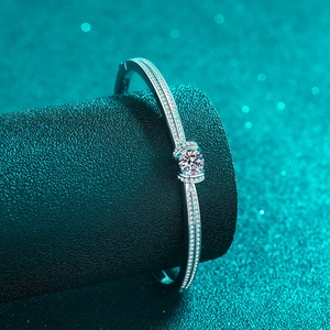Elegante brazalete de plata S925 con doble fila de moissanita y piedra central brillante