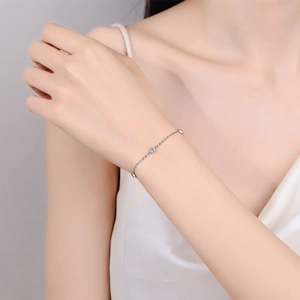 Bracciale minimalista in argento 925 con tre pietre di moissanite blu per donna elegante