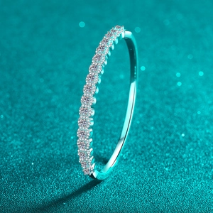 Bague d'éternité en argent S925 sertie de moissanite avec arrière-plan bleu à effet bokeh