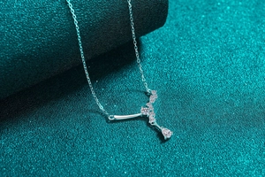 Détail du collier en argent S925 avec pendentif en moissanite de forme goutte d'eau