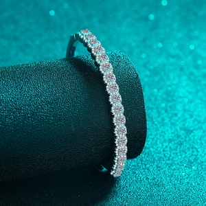 Élégant bracelet tennis en argent 925 et moissanite sur un support de luxe pour bijoux