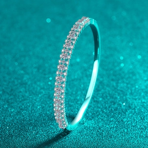 Bracelet luxueux en argent 925 avec trois rangées de moissanite serties en pavé