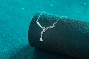Détail du collier en argent S925 avec pendentif moissanite goutte et pierres de zircone