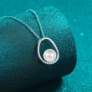 Elegant S925 silver necklace featuring an oval pearl pendant with moissanite accents