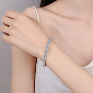 Bracelet tennis étincelant en argent massif S925 avec pavé de moissanite sur le poignet
