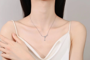 Gros plan d'un collier en argent S925 avec pendentif moissanite étincelante sur modèle