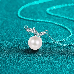 Elegante collana in argento S925 con perla bianca rotonda e pendente alato con diamanti