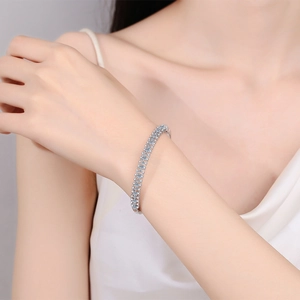 Bracelet jonc élégant en argent S925 avec trois rangées de moissanite sur poignet femme