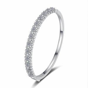 Bracelet en argent massif S925 poli orné de pierres de moissanite étincelantes