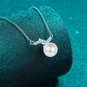 Elegante collana in argento S925 con pendente di perla tonda e pietre moissanite brillanti