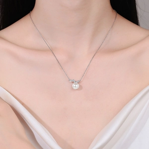 Elegante collana in argento S925 con perla bianca rotonda e pietre di moissanite
