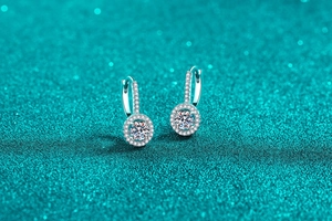 Nahaufnahme der S925 Sterlingsilber Halo-Ohrringe mit glänzenden Moissanit-Steinen