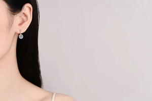 Detailansicht der S925 Sterling Silber Halo Ohrhänger mit rundem Moissanit am Modell getragen