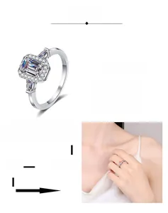Détail de bague moissanite taille émeraude avec placage multicouche rhodium et palladium