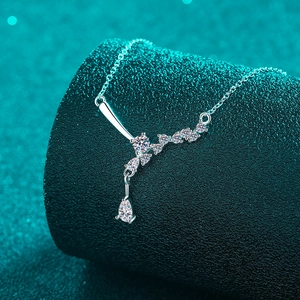 Collier élégant en argent sterling 925 avec pendentif en moissanite sur présentoir vert