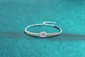 Detail view of S925 silver bracelet featuring halo-set moissanite and adjustable chain