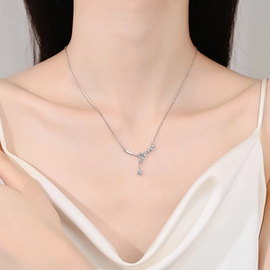 Élégant collier en argent sterling S925 avec pendentif en moissanite goutte d'eau