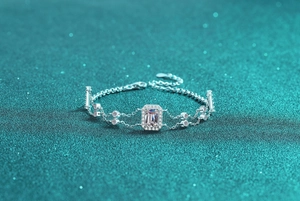 Makroaufnahme: S925 Silberarmband mit Smaragdschliff-Stein und Doppelketten-Design