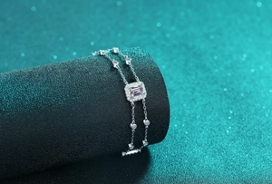 Detailansicht eines S925 Silberarmbands mit Smaragdschliff Moissanit und Doppelketten