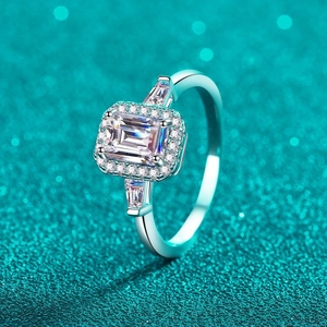 Bague élégante en moissanite taille émeraude avec halo et pierres latérales baguette