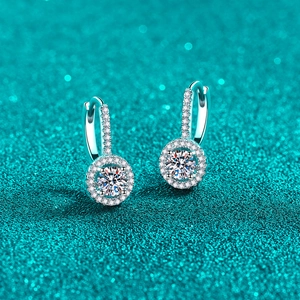 Elegante S925 Sterling Silber Tropfenohrringe mit rundem Moissanit im Halo-Schliff