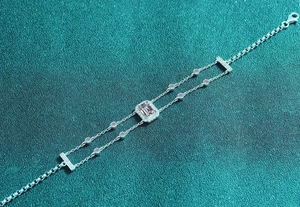 Makro-Detail des S925 Silberarmbands mit rechteckigen saphirblauen Moissanit-Steinen