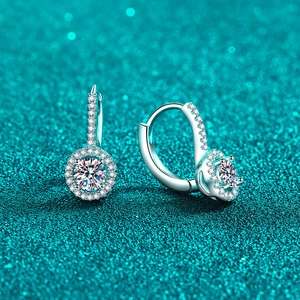 Klassische S925 Sterling Silber Moissanit Creolen mit Halo-Fassung auf blauem Grund