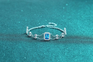 Makroansicht von S925 Silberarmband mit blauem Edelstein und weißen Diamanten im Detail