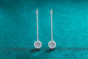 Détail macro des boucles d'oreilles pendantes en argent S925 avec pierres Moissanite