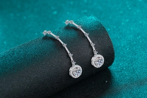 Détail des boucles d'oreilles pendantes en argent S925 avec moissanite étincelante