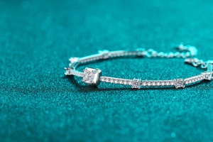 Macro detail of S925 silver bracelet featuring a square moissanite and adjustable chain