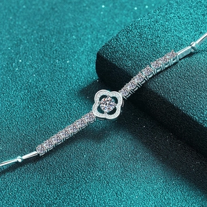 Elegant S925 sterling silver four-leaf clover bracelet with sparkling pavé moissanite stones