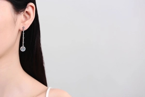 Détail des boucles d'oreilles longues en argent S925 avec pendentif halo en moissanite ronde