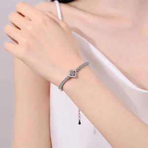 S925 sterling silver four-leaf clover bracelet with sparkling moissanite for women
