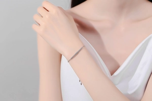 Detail of adjustable S925 silver moissanite bracelet with sliding buckle on wrist