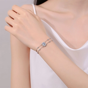 S925 Sterling Silber Doppelarmband mit blauem Stein im Smaragdschliff am Handgelenk