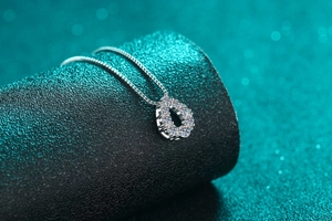 Vue macro du pendentif goutte en argent 925 avec moissanite sur une chaîne fine
