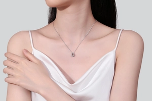 Gros plan sur l'élégant collier avec pendentif en moissanite argent S925 porté par un mannequin