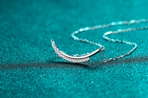 Macro del ciondolo a sorriso in argento S925 con pietre di moissanite bianche brillanti