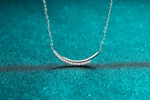 Dettaglio macro della collana smile in argento S925 con pavé di pietre di moissanite