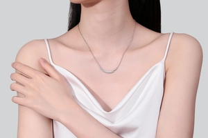 Elegante collana a sorriso in argento sterling S925 con file di moissanite su una modella