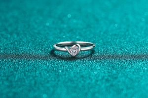 Macro shot of S925 silver ring featuring a heart-shaped moissanite stone and polished band