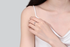 Close-up of a minimalist S925 silver ring featuring a square-cut moissanite stone