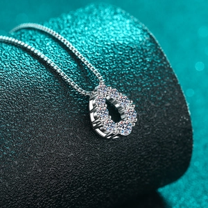 Élégant collier en argent S925 avec pendentif goutte d'eau orné de pierres moissanites