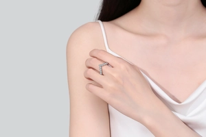Close-up of S925 silver V-shaped ring with pavé moissanite on model hand
