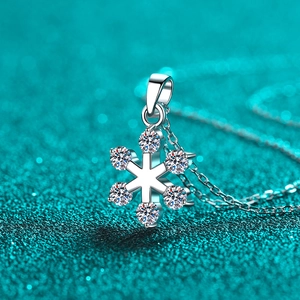 Sparkling S925 sterling silver snowflake pendant necklace with moissanite stones