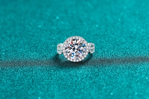Détail macro d'une bague de fiançailles S925 en argent avec moissanite halo 5 carats